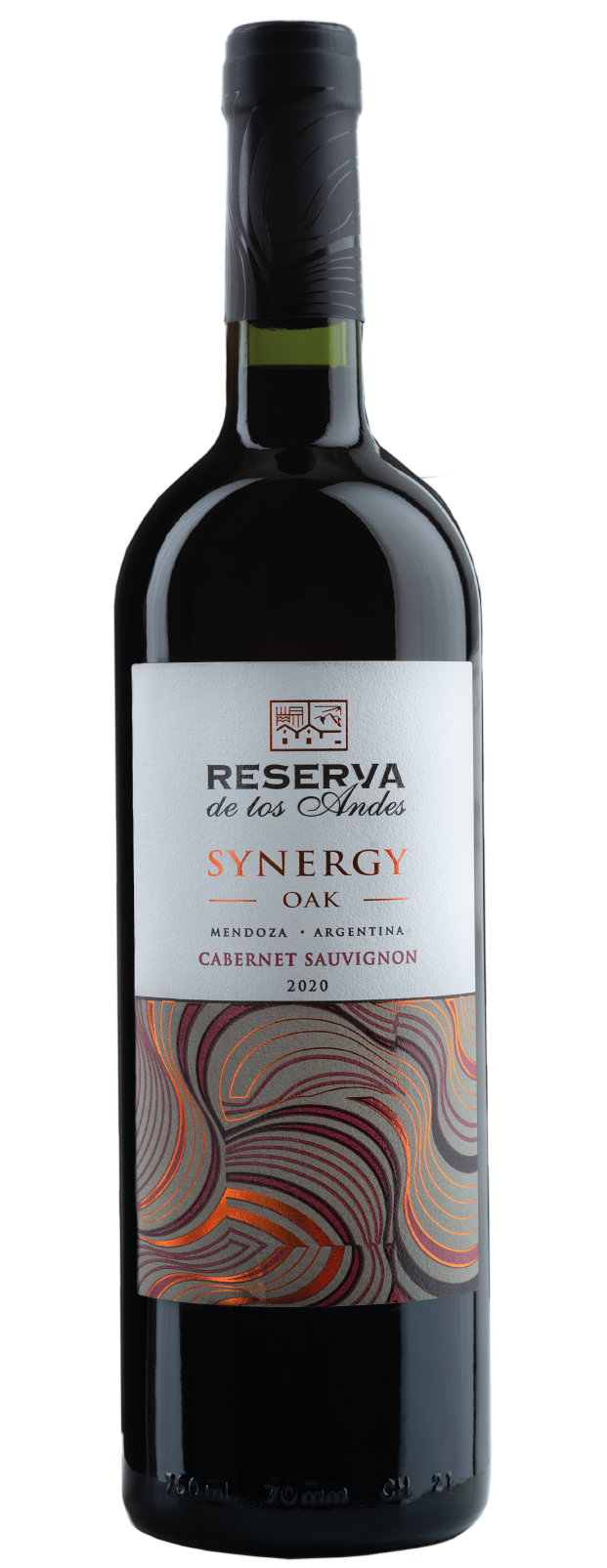 Red wine bottle labeled 'Reserva de los Vinos Synergy Oak' on a white background