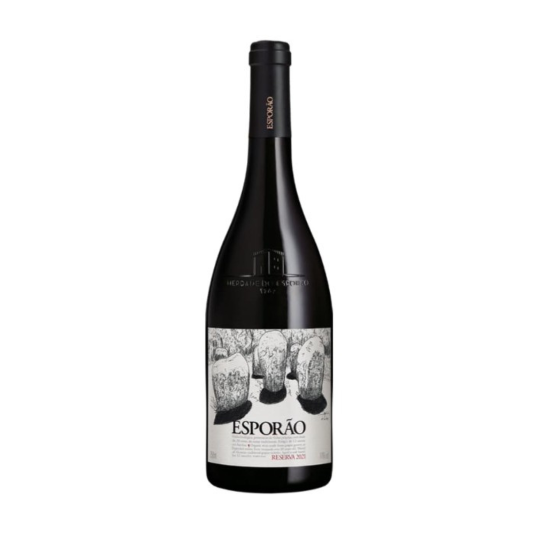 Wine bottle with 'Esporóó' label on a white background