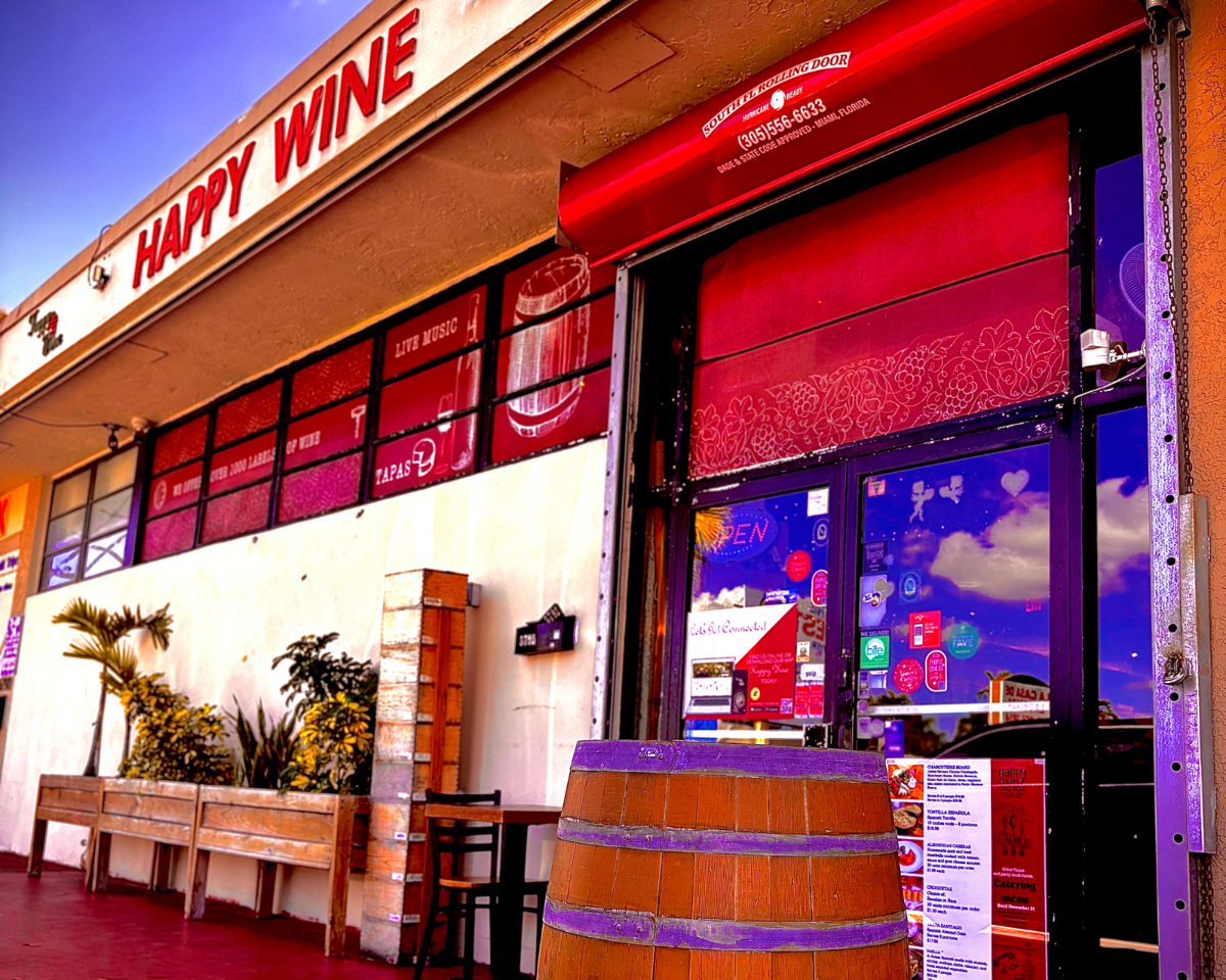 Storefront with 'Happy Wine' sign and a wooden barrel in front